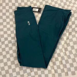 NWT Lululemon SHR Groove Flare